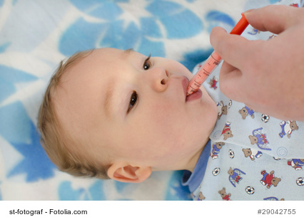 Baby bekommt Schluckimpfung